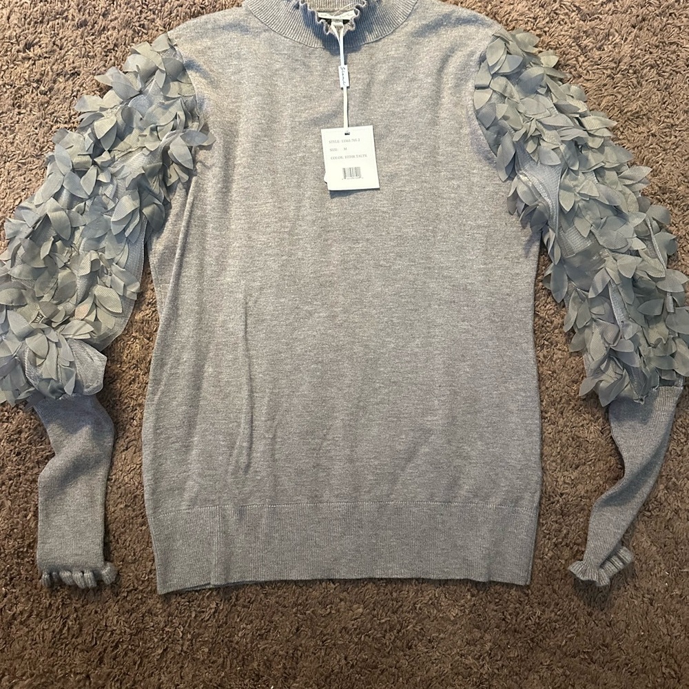 Sioni Gray Pullover Sweater with Floral Appliqué Sleeves
